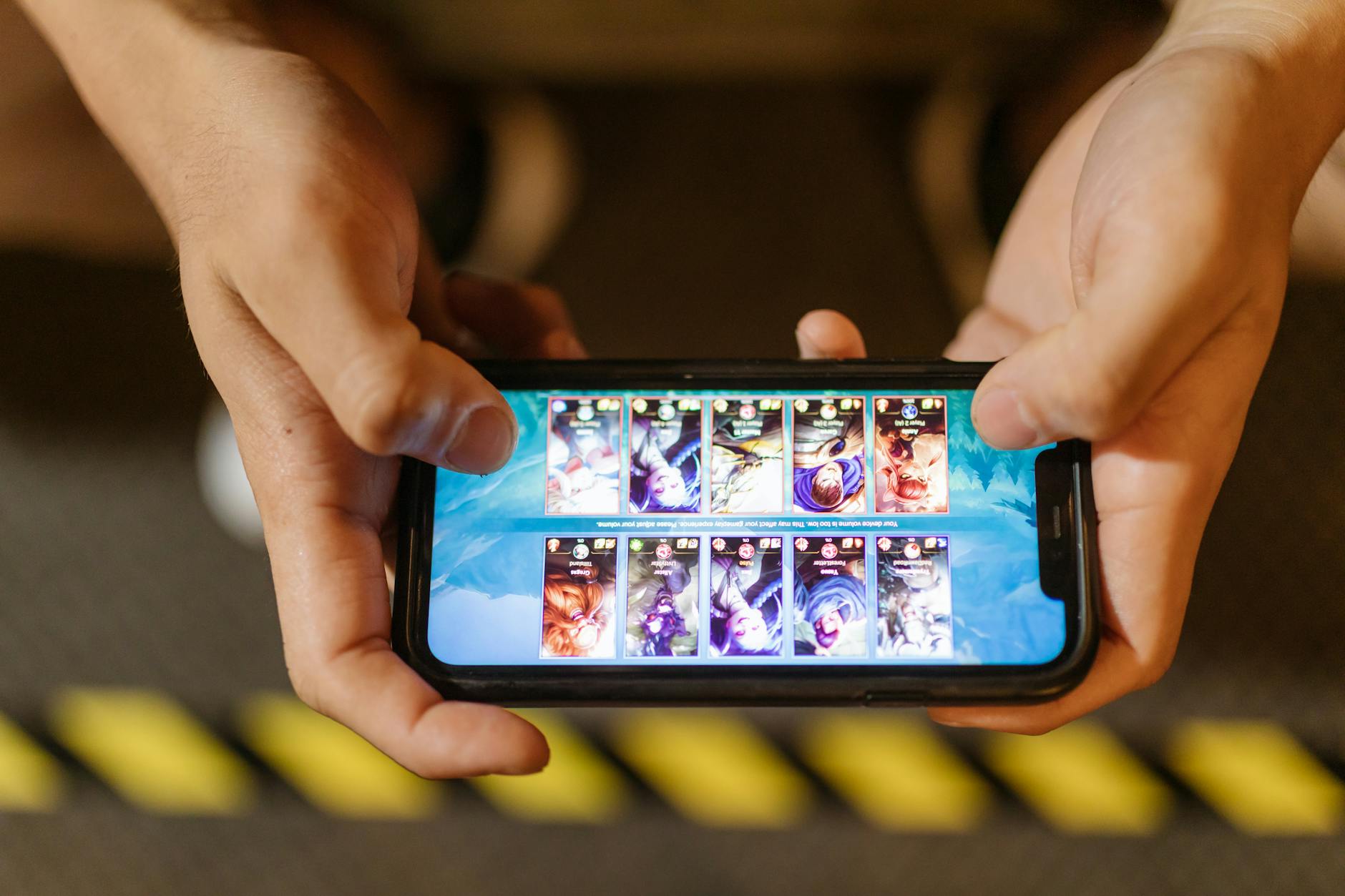 Người chơi trải nghiệm game bắn cá trên điện thoại với giao diện mượt mà