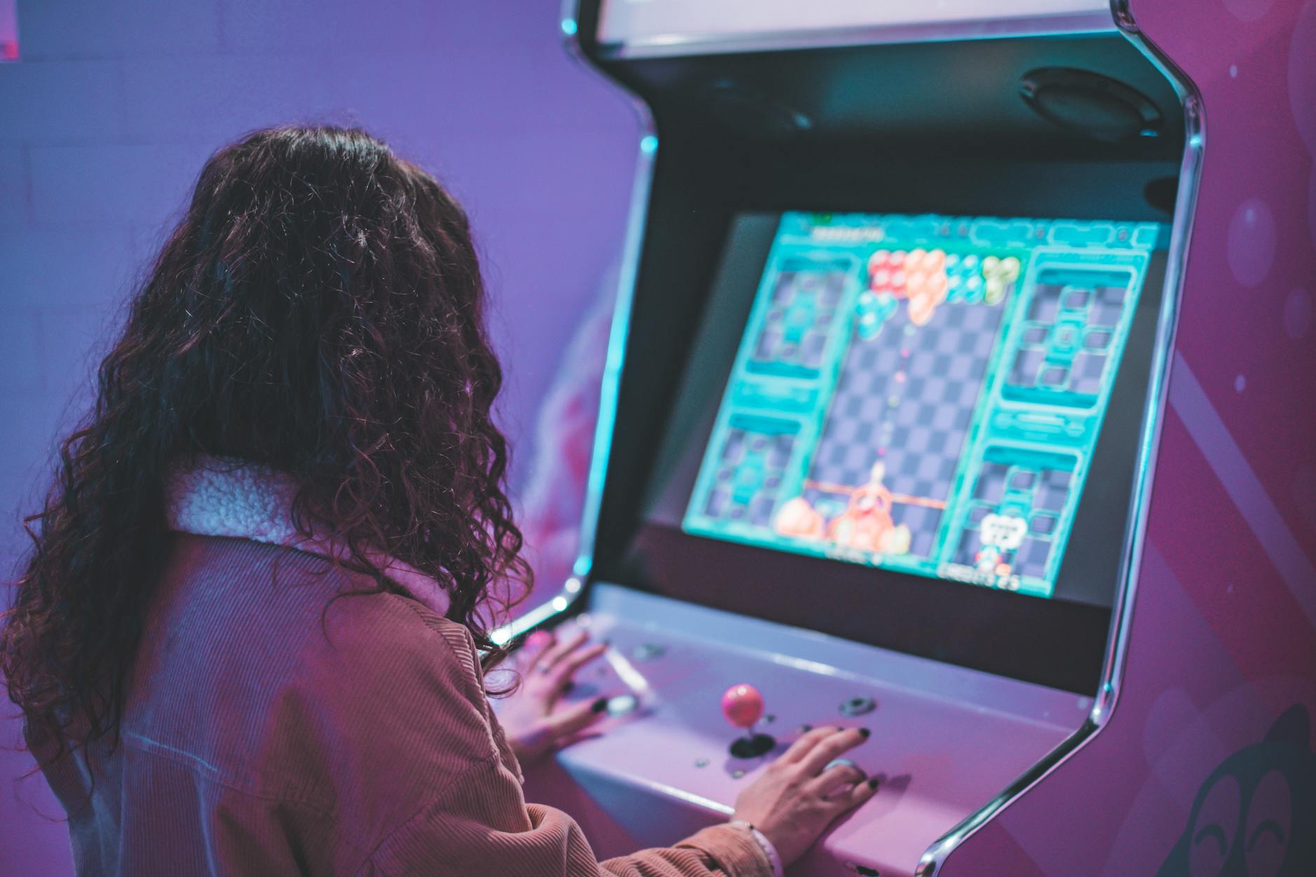 Cá bơi lẻ ở tầng giữa màn hình trong game bắn cá, quỹ đạo rõ và dễ ngắm