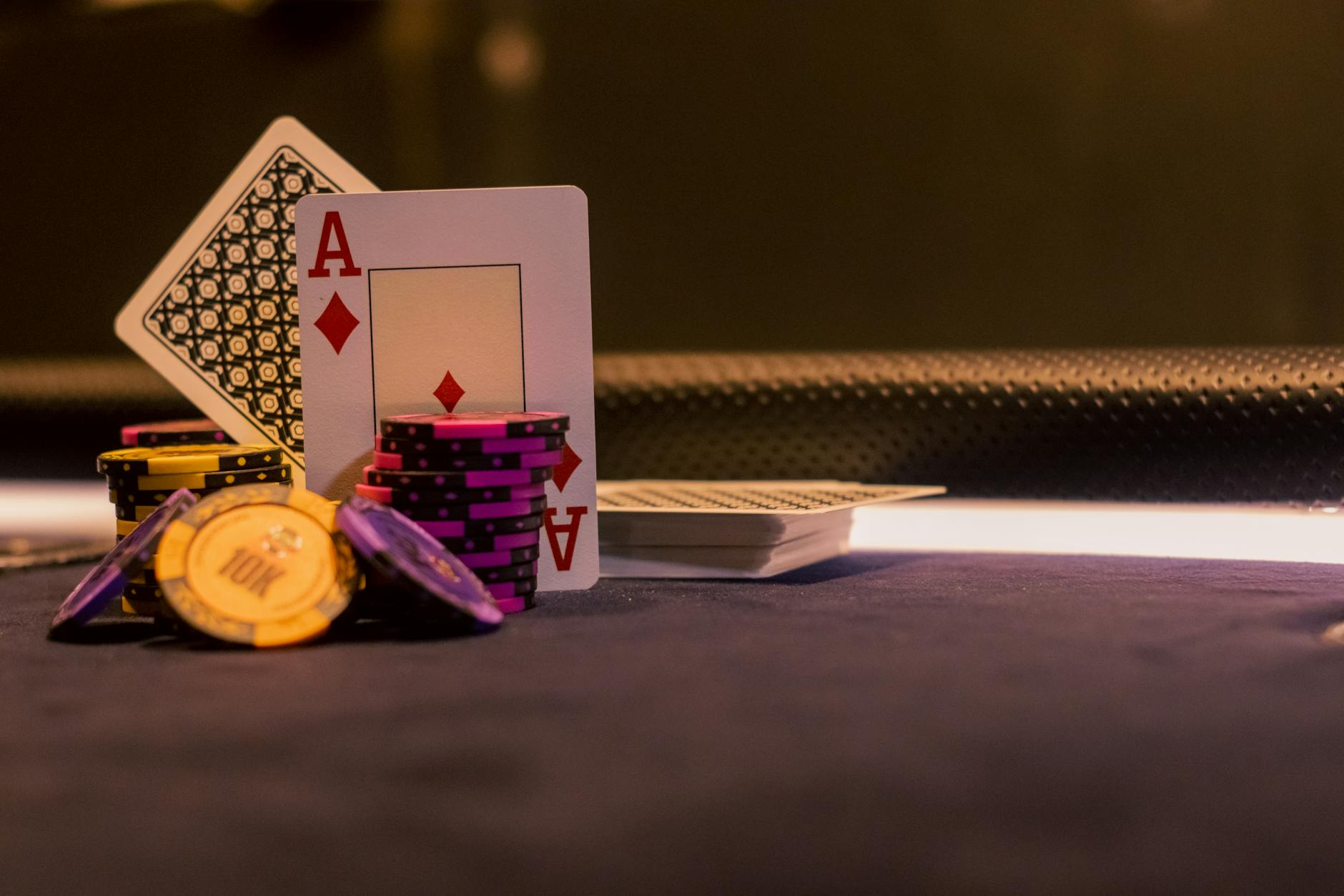Bàn baccarat với bài và chip được sắp gọn gàng