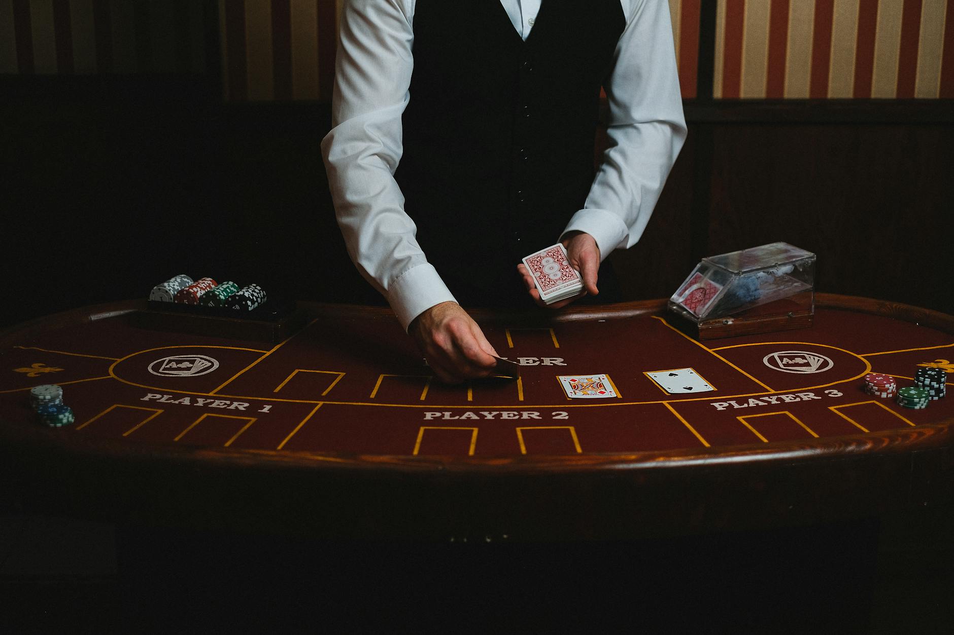Dealer đang chia bài trong một ván baccarat