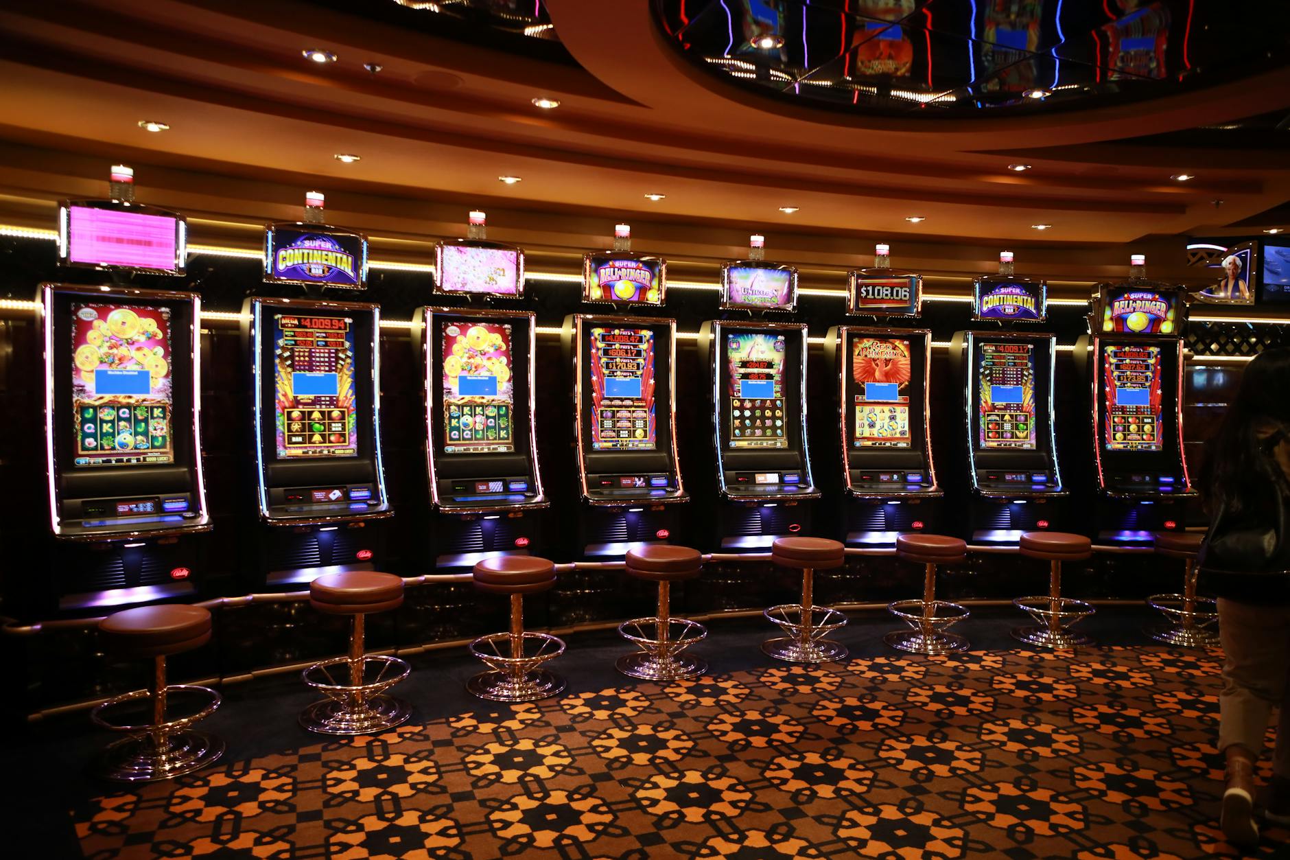 Người chơi xem thông tin game và lên kế hoạch ngân sách trước khi chơi