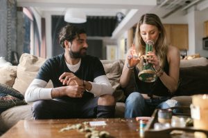Người chơi theo dõi trận đấu trực tiếp cùng bảng thống kê live để đọc kèo rung