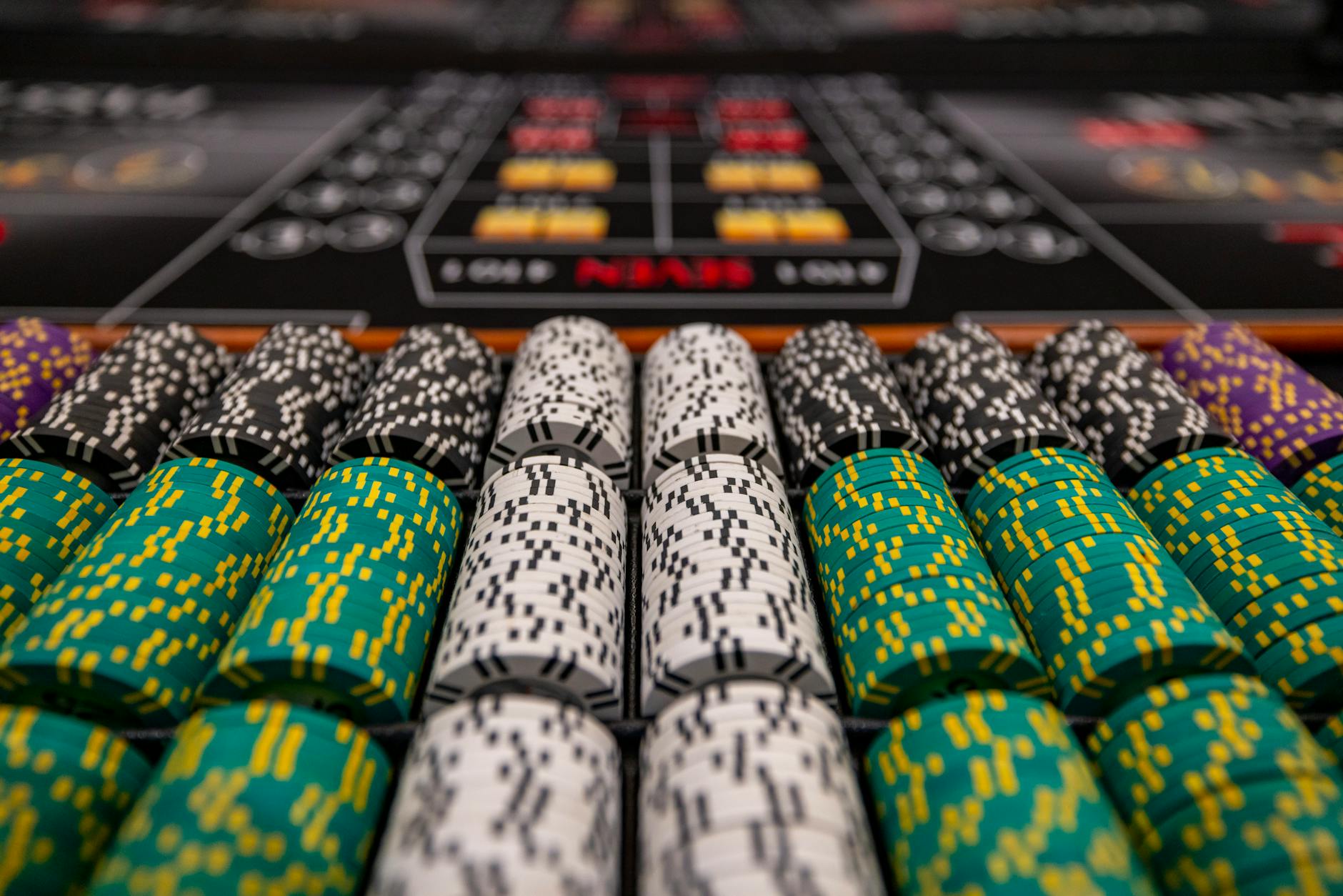 Người chơi lập ngân sách trước khi vào phiên casino với chip và máy tính cầm tay