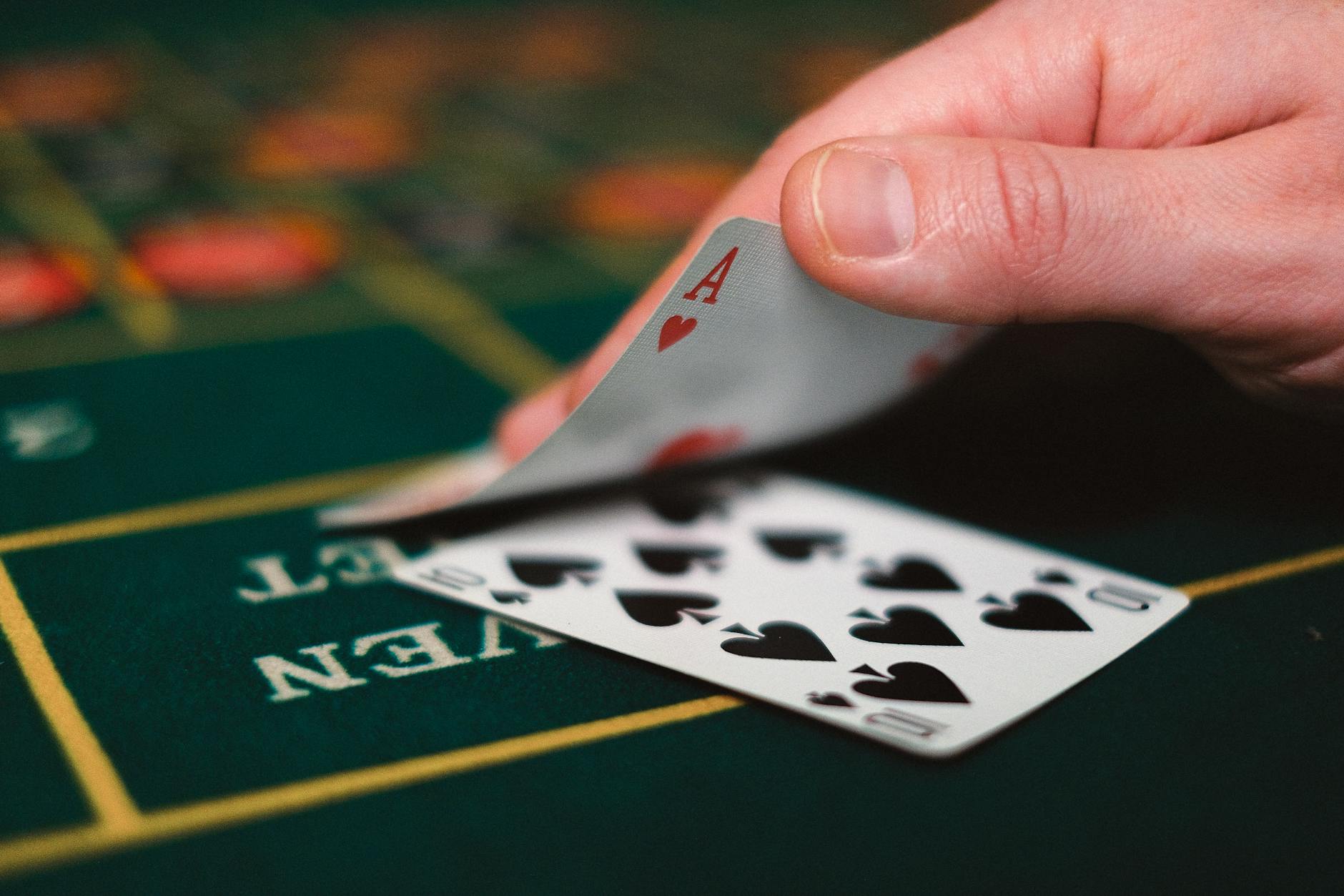 Bàn live casino với dealer thật trong studio phát trực tiếp