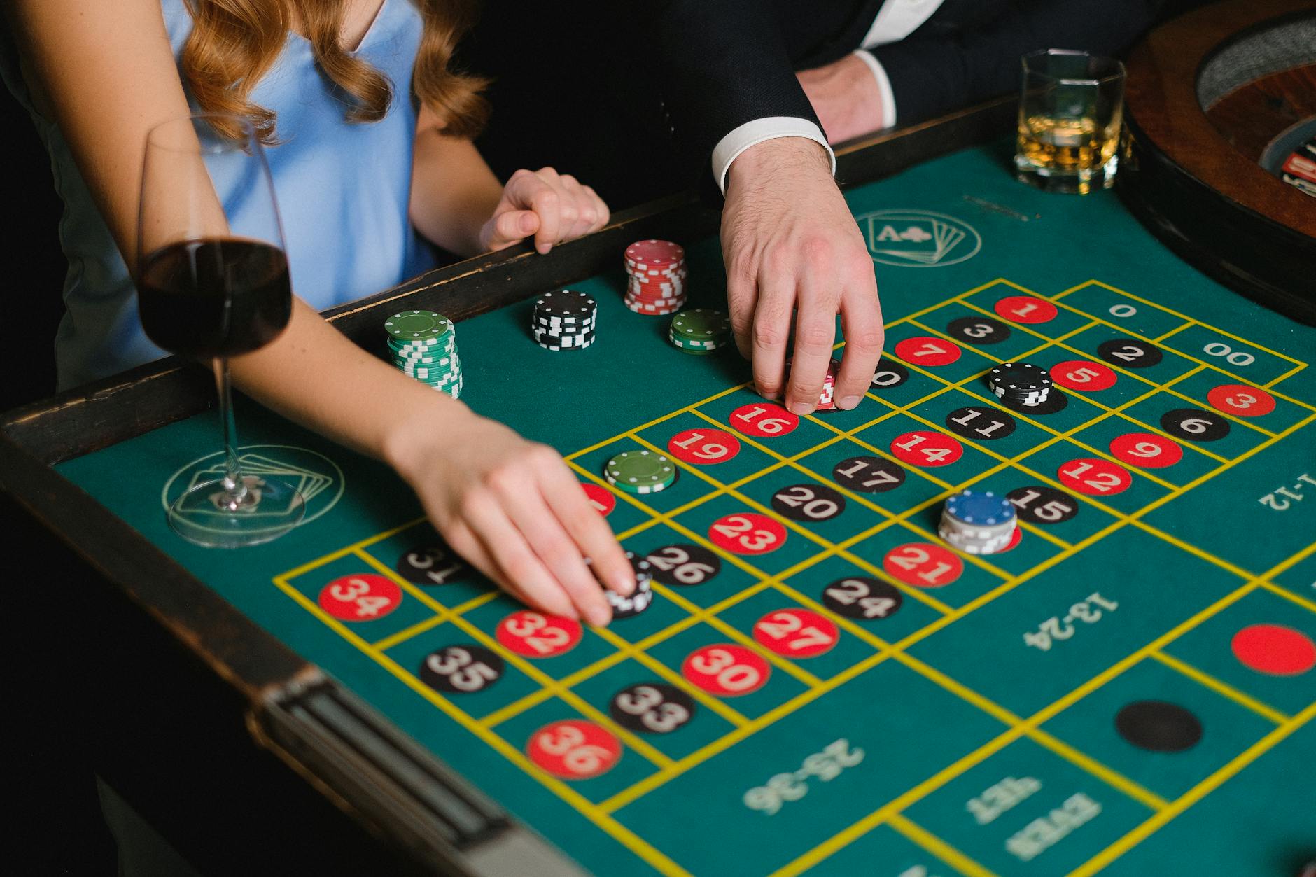 Người chơi theo dõi bàn roulette trực tiếp trên điện thoại