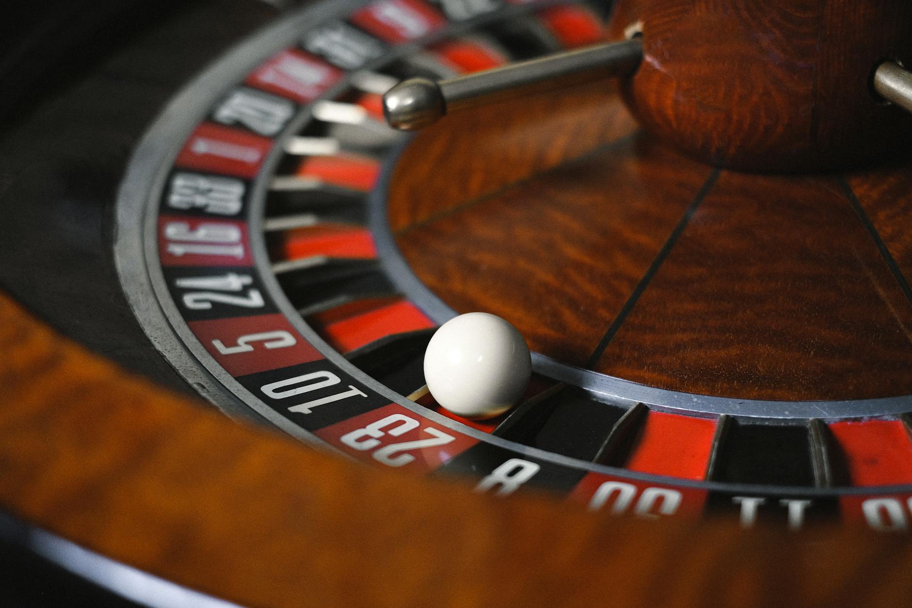 Cận cảnh bánh xe roulette kiểu châu Âu với số 0 và các ô đỏ đen