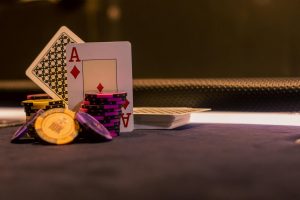 Bàn blackjack với các lá bài và chip cược được sắp gọn gàng