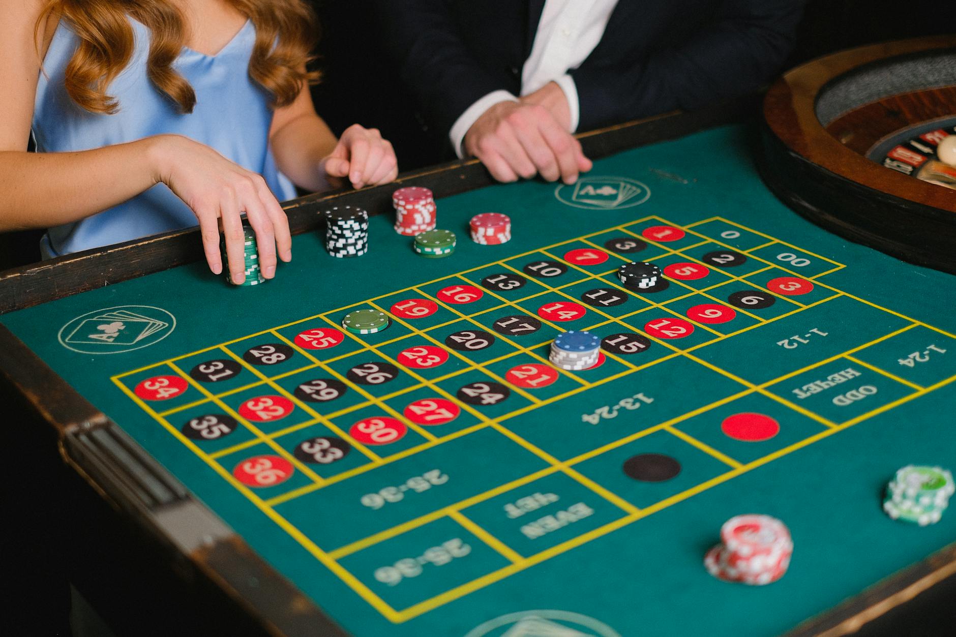 Dealer đang quay bàn roulette trực tiếp
