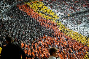 Khung cảnh một trận đấu Bundesliga với nhịp độ cao trên sân vận động
