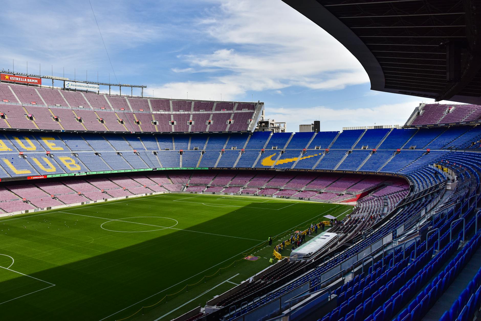 Cầu thủ hai đội tranh chấp quyết liệt trong một trận đấu La Liga