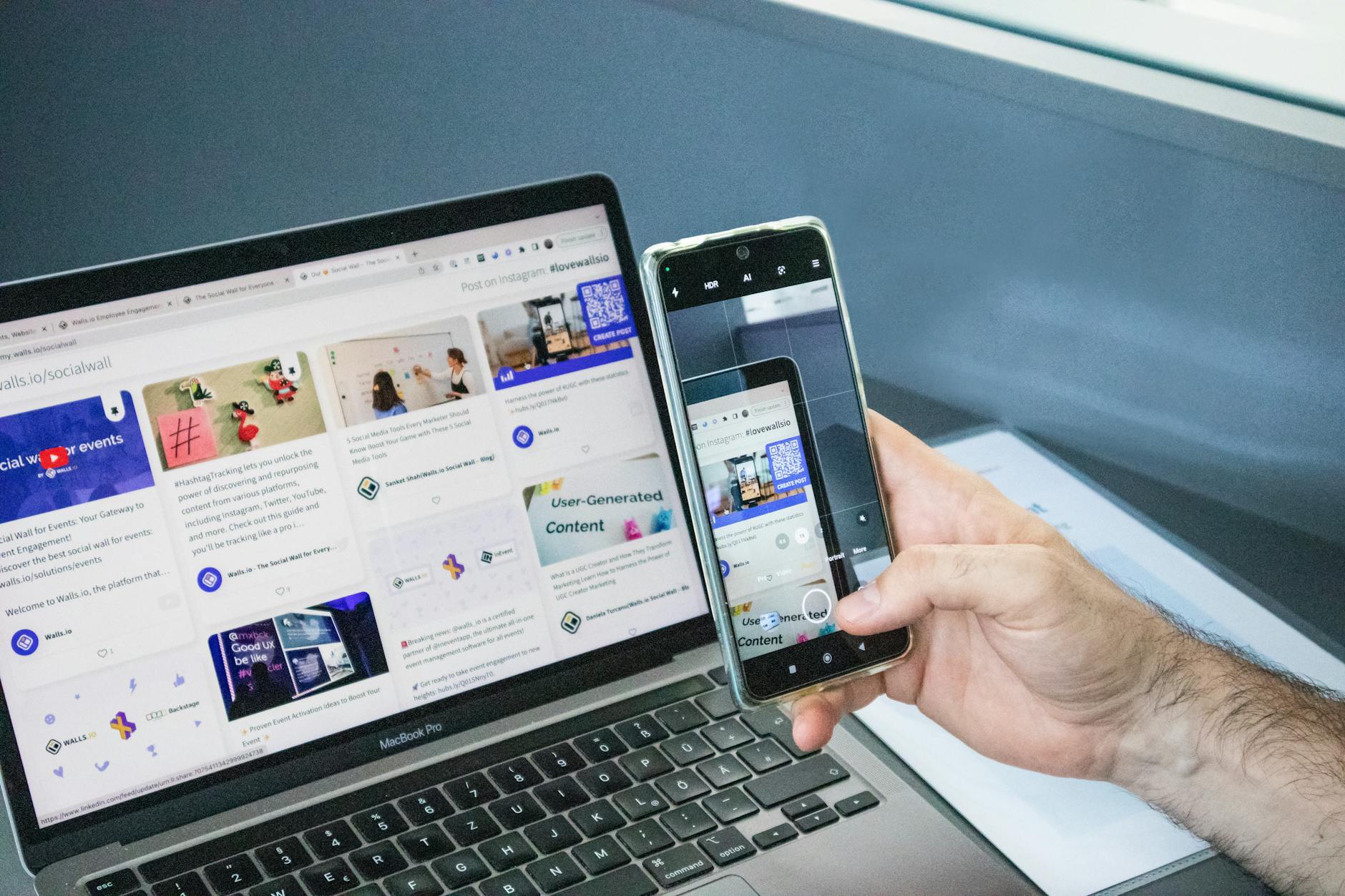 Laptop và điện thoại cùng truy cập nền tảng web ổn định